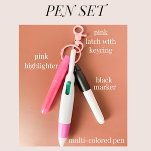 Puede incluir: Un juego de bol&iacute;grafos con un cierre rosa y un llavero unido a tres instrumentos de escritura: un resaltador rosa, un bol&iacute;grafo multicolor blanco y rosa con un deslizador verde y un marcador negro. El texto PEN SET es visible en la imagen.