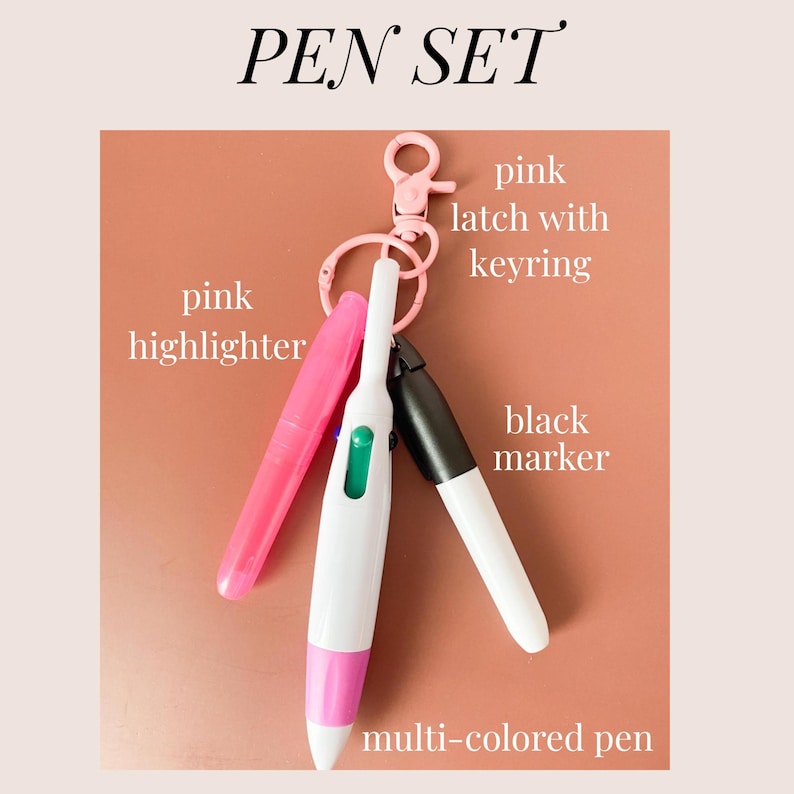Puede incluir: Un juego de bol&iacute;grafos con un cierre rosa y un llavero unido a tres instrumentos de escritura: un resaltador rosa, un bol&iacute;grafo multicolor blanco y rosa con un deslizador verde y un marcador negro. El texto PEN SET es visible en la imagen.