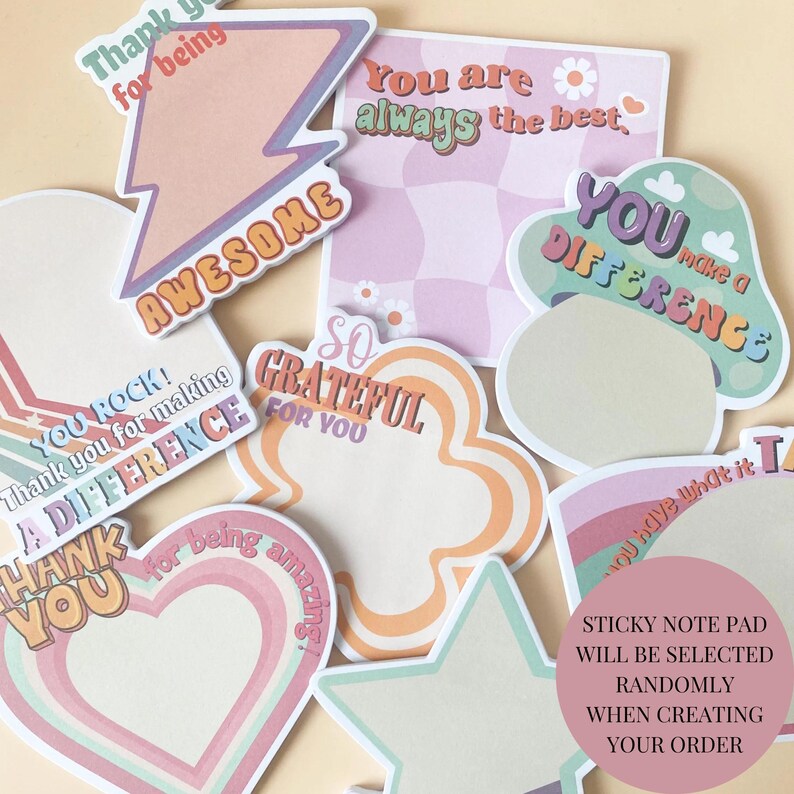 K&ouml;nnte beinhalten: Ein Set aus bunten Haftnotizen mit verschiedenen Designs und positiven Botschaften, darunter "You Rock!" und "So Grateful for You". Die Haftnotizen sind auf einer hellbraunen Oberfl&auml;che angeordnet. Der Text "STICKY NOTE PAD WILL BE SELECTED RANDOMLY WHEN CREATING YOUR ORDER" ist in der rechten unteren Ecke sichtbar.