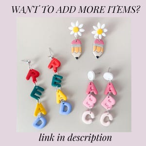 K&ouml;nnte beinhalten: Ein Set aus bunten Polymer Clay Ohrringen mit den Buchstaben "READ" und "ABC". Die Ohrringe sind an silbernen Haken befestigt. Es gibt auch zwei Ohrringe mit einem gelben und wei&szlig;en Bleistiftdesign und einer wei&szlig;en G&auml;nsebl&uuml;mchen.
