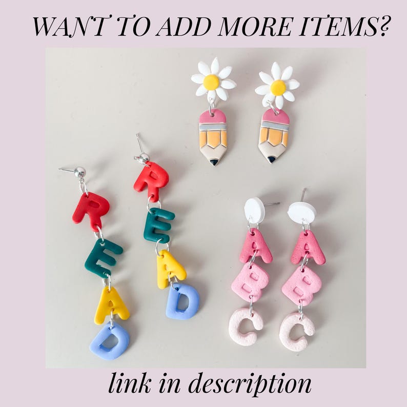 K&ouml;nnte beinhalten: Ein Set aus bunten Polymer Clay Ohrringen mit den Buchstaben "READ" und "ABC". Die Ohrringe sind an silbernen Haken befestigt. Es gibt auch zwei Ohrringe mit einem gelben und wei&szlig;en Bleistiftdesign und einer wei&szlig;en G&auml;nsebl&uuml;mchen.