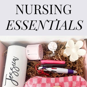 Puede incluir: Una caja de regalo con un vaso blanco con el nombre Jessica, un estuche a cuadros rosas con un parche de la letra J, una cinta m&eacute;trica rosa, bol&iacute;grafos, una pinza de flor blanca y un portatarjetas, adem&aacute;s de otros portatarjetas y un estetoscopio.