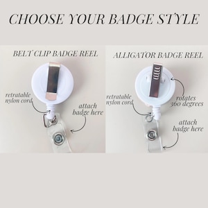 Puede incluir: Dos portatarjetas circulares blancos con el texto CHOOSE YOUR BADGE STYLE. A la izquierda, un portatarjetas con clip para cintur&oacute;n, cord&oacute;n de nailon retr&aacute;ctil y correa transparente. A la derecha, un portatarjetas tipo caim&aacute;n que gira 360 grados.