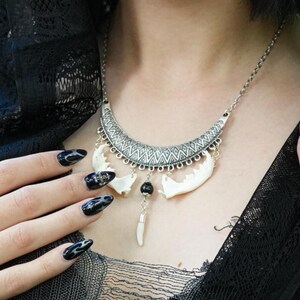 Gespiegelde echo's ketting | Nertsen kaakketting | Ketting van echt been