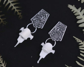 Mystic Carvings Örhängen | Kotorbensmycken med gotiska silverdetaljer