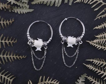 Böjda örhängen i arv | Örhängen med benkotor | Örhängen i hippie-stil med goth-motiv | Smycken med äkta ben
