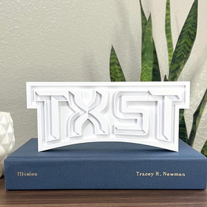 Decoración de estante con letras de molde con el logotipo de la Universidad Estatal de Texas TXST / Impresión 3D