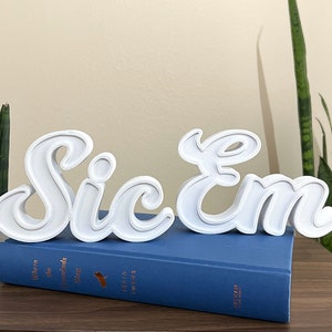 Decoração de prateleira com letras maiúsculas Sic Em da Baylor | Universidade Baylor | Impressão 3D