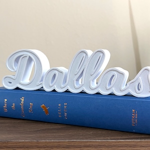 Estantería de escritorio con escritura cursiva de Dallas, decoración de oficina, regalo, impresión 3D