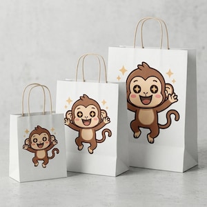 Puede incluir: Tres bolsas de regalo de papel blanco de diferentes tamaños, cada una con un mono de dibujos animados marrón con ojos en forma de estrella, una amplia sonrisa y mejillas rosadas. El mono tiene los brazos levantados y estrellas amarillas.