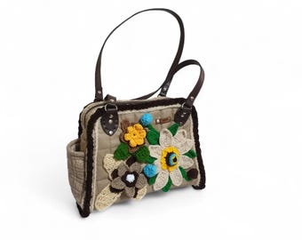 Bolso tote artesanal con estampado floral 3D, detalles en tela, piel y punto, cierre de cremallera, doble asa, bolsillo interior, ideal para uso diario.