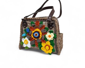 Bolso tote artesanal con estampado floral 3D, detalles en tela, piel y punto, cierre de cremallera, doble asa, bolsillo interior, ideal para uso diario.