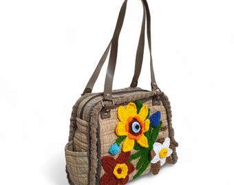 Bolso tote artesanal con estampado floral 3D, detalles en tela, piel y punto, cierre de cremallera, doble asa, bolsillo interior, ideal para uso diario.