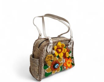 Bolso tote artesanal con estampado floral 3D, detalles en tela, piel y punto, cierre de cremallera, doble asa, bolsillo interior, ideal para uso diario.