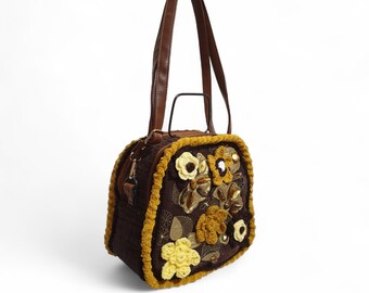 Bolso tote artesanal con estampado floral 3D, detalles en tela, piel y punto, cierre de cremallera, doble asa, bolsillo interior, ideal para uso diario.