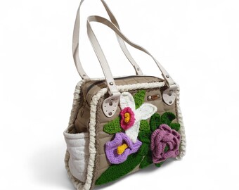 Bolso tote artesanal con estampado floral 3D, detalles en tela, piel y punto, cierre de cremallera, doble asa, bolsillo interior, ideal para uso diario.