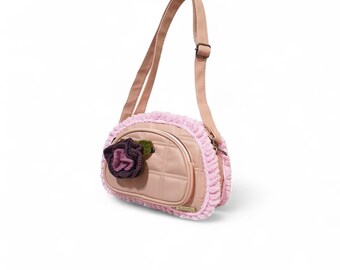 Bolso tote artesanal con estampado floral 3D, detalles en tela, piel y punto, cierre de cremallera, doble asa, bolsillo interior, ideal para uso diario.