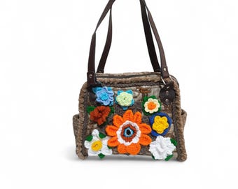 Bolso tote artesanal con estampado floral 3D, detalles en tela, piel y punto, cierre de cremallera, doble asa, bolsillo interior, ideal para uso diario.