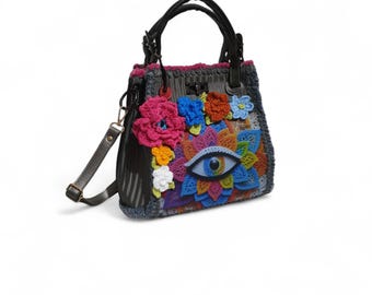 Bolso tote artesanal con estampado floral 3D, detalles en tela, piel y punto, cierre de cremallera, doble asa, bolsillo interior, ideal para uso diario.