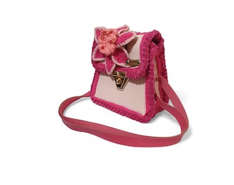 Bolso tote artesanal con estampado floral 3D, detalles en tela, piel y punto, cierre de cremallera, doble asa, bolsillo interior, ideal para uso diario.