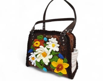 Bolso tote artesanal con estampado floral 3D, detalles en tela, piel y punto, cierre de cremallera, doble asa, bolsillo interior, ideal para uso diario.