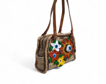 Bolso tote artesanal con estampado floral 3D, detalles en tela, piel y punto, cierre de cremallera, doble asa, bolsillo interior, ideal para uso diario.