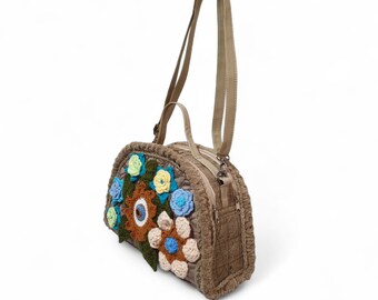 Bolso tote artesanal con estampado floral 3D, detalles en tela, piel y punto, cierre de cremallera, doble asa, bolsillo interior, ideal para uso diario.
