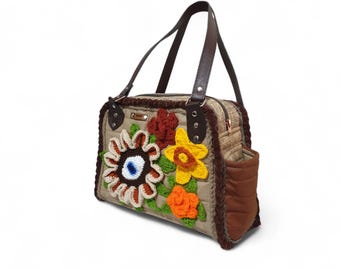Bolso tote artesanal con estampado floral 3D, detalles en tela, piel y punto, cierre de cremallera, doble asa, bolsillo interior, ideal para uso diario.