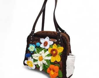 Bolso tote artesanal con estampado floral 3D, detalles en tela, piel y punto, cierre de cremallera, doble asa, bolsillo interior, ideal para uso diario.