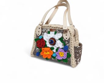 Bolso tote artesanal con estampado floral 3D, detalles en tela, piel y punto, cierre de cremallera, doble asa, bolsillo interior, ideal para uso diario.