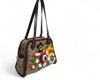 Bolso tote artesanal con estampado floral 3D, detalles en tela, piel y punto, cierre de cremallera, doble asa, bolsillo interior, ideal para uso diario.