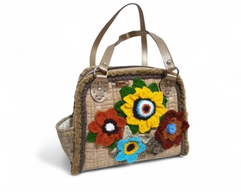 Bolso tote artesanal con estampado floral 3D, detalles en tela, piel y punto, cierre de cremallera, doble asa, bolsillo interior, ideal para uso diario.