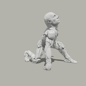 Puede incluir: Una escultura gris claro de una figura humana en posici&oacute;n de rodillas, mirando hacia arriba. La figura est&aacute; segmentada, con una est&eacute;tica rob&oacute;tica o futurista. La escultura est&aacute; sobre un fondo gris claro.