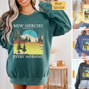 Komfortfarben - christliches Sweatshirt, seine Barmherzigkeit sind jeden Morgen neu, christliche Hemden, Jesus Hemd, Bibel Vers Berg Natur Sonne
