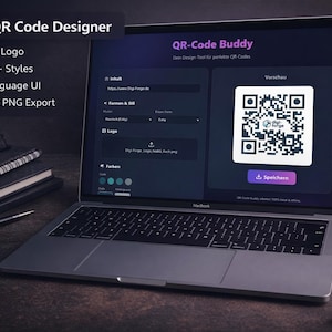Op de afbeelding: Een laptop met een QR-code-ontwerpinterface. Het scherm toont de tekst "QR-Code Buddy" en opties om een logo toe te voegen, patronen en stijlen aan te passen en te exporteren in PNG-formaat. Op de tafel liggen een notitieboek, een bril en een pen.