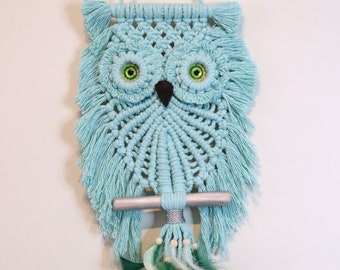 Macramé Mint Owl with green eyes and feathers - Owl Makrame Wall Hanging - Handmade Home Decor