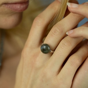 Anello labradorite / Anello in argento sterling / Fascia regolabile / Anello pietra singola / Gemma labradorite grigia / Anello per le donne