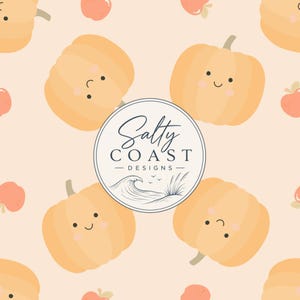Pode incluir: Um padrão repetitivo de abóboras laranja-claras com traços faciais pretos simples e bochechas rosadas num fundo pálido. Um logótipo circular no centro apresenta o texto Salty Coast Designs sobre um desenho de linha de uma onda e relva.