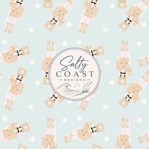 Può includere: Un motivo in tessuto azzurro con illustrazioni ripetute di schiaccianoci in uniformi color marrone chiaro con dettagli bianchi, intervallate da piccoli fiori bianchi. Un logo circolare al centro mostra il testo Salty Coast Designs.