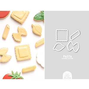 以下が含まれることがあります： パスタの形をしたクッキーカッター5個セット。カッターはグレーの背景に「PASTA COOKIE CUTTER」と「CUT AWAY CAKES」の文字が書かれています。