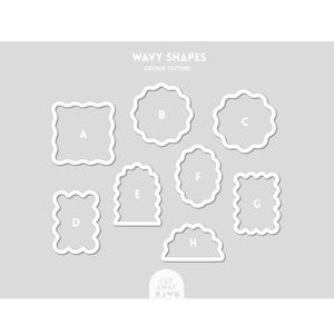 Pode incluir: Uma coleção de oito cortadores de biscoitos brancos em várias formas onduladas, rotulados de A a H, contra um fundo cinza claro. O texto "WAVY SHAPES COOKIE CUTTERS" está no topo. O canto inferior direito tem o texto "CUT AWAY".