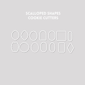 Könnte beinhalten: Eine Sammlung weißer, gewellter Ausstechformen in verschiedenen geometrischen Formen wie Ovalen, Rechtecken, Quadraten und Rauten, angeordnet in zwei Reihen. Der Text SCALLOPED SHAPES COOKIE CUTTERS ist in Weiß über den Formen aufgedruckt.