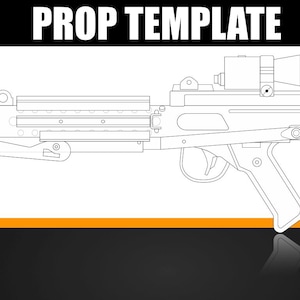 Puede incluir: Un dibujo lineal detallado de un arma de utilería, con mira telescópica, gatillo y varios componentes mecánicos. Las palabras "PROP TEMPLATE" se muestran en la parte superior. El logotipo de Pop Forge está en la esquina inferior izquierda.