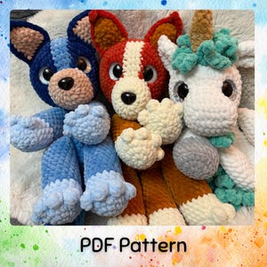 Puede incluir: Tres animales de peluche de ganchillo hechos a mano: un perro azul, un perro rojo y blanco y un unicornio blanco con una melena turquesa. Los juguetes tienen ojos grandes y redondos y están hechos con hilo suave y texturizado. El texto "PDF Pattern" está en la parte inferior.