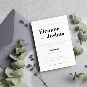 Pu&ograve; includere: Un invito di nozze bianco con testo nero. L'invito recita "Insieme alle loro famiglie amorevoli, Eleanor e Joshua vi invitano a celebrare il loro matrimonio, il 10.20.22 alle 14:30, Pinecrest Gardens, 1000 Red Road, Pinecrest, FL 33156, Ricevimento a seguire."