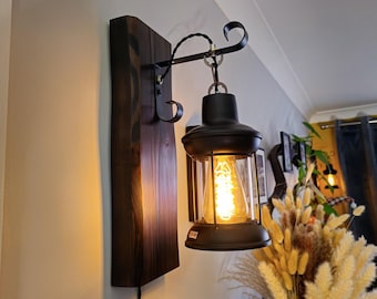 Rustikale Eiche Wandleuchte mit Dimmbarem Stecker