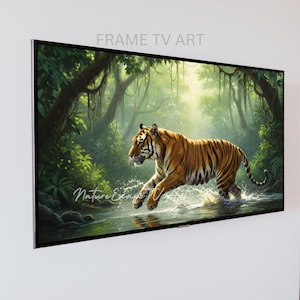 Puede incluir: Impresión artística digital enmarcada que representa un tigre corriendo por el agua en una exuberante jungla. La obra de arte tiene una paleta de colores vibrantes con tonos de verde, marrón y naranja. El texto "FRAME TV ART" y "Nature Escape" son visibles.