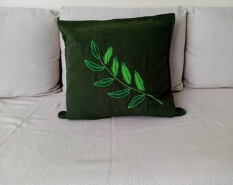 Housse de coussin vert sapin aux feuilles faites à la main au crochet, 50cm ×50cm
