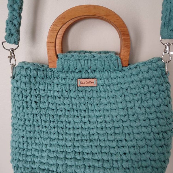 Sac à main vert bleu avec anses en bois clair, porté à la main ou en bandoulière, coton recyclé, fait main au crochet