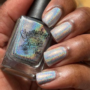 Full Moon - ein silberner holographischer Nagellack mit Regenbogeneffekt